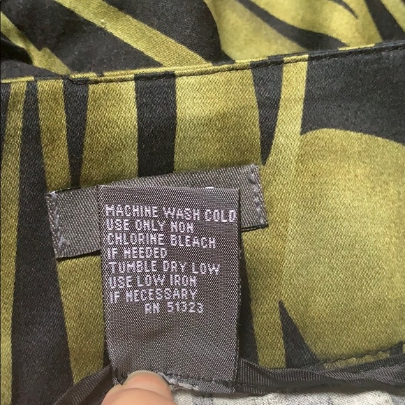 Kenneth Cole - Pocketed Skirt - Size 2 - Picture 5 of 8